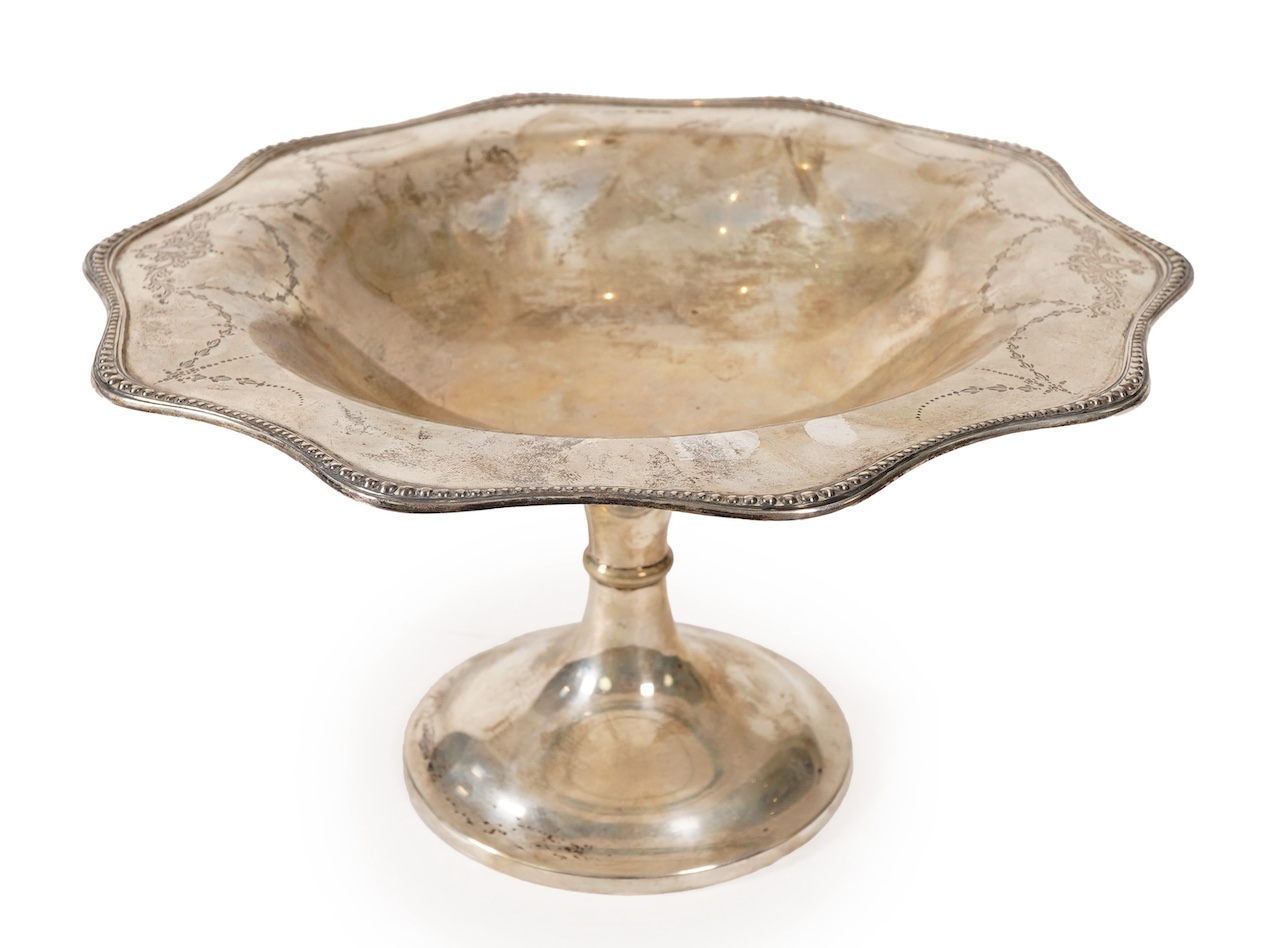 A George V silver comport, with beaded wavy border, by Gladwin Ltd